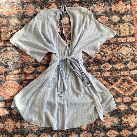 Light blue flowy open back mini dress - Picture 3 of 4